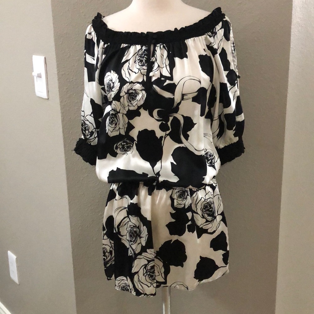 Adorable floral black and white tunic type top